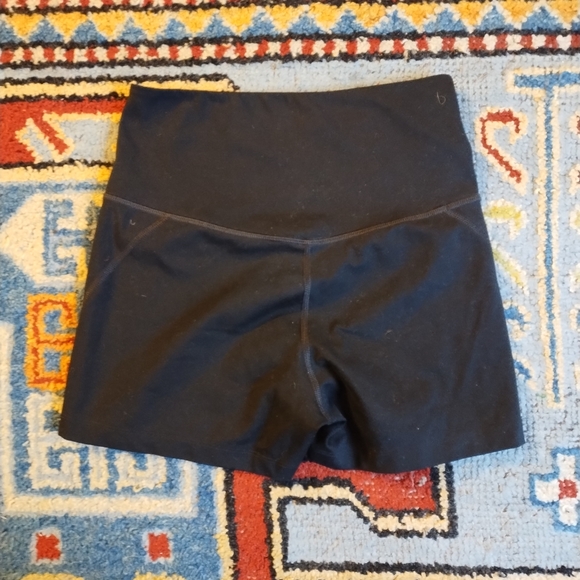 Girlfriend Collective run shorts - Picture 2 of 3